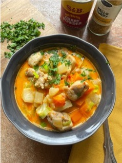 Kycklingsoppa med rotfrukter och curry