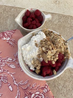 Keso med hallon och vaniljgranola