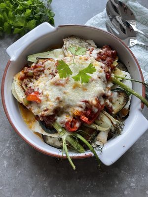 Gratinerade grönsaker med tomatsås