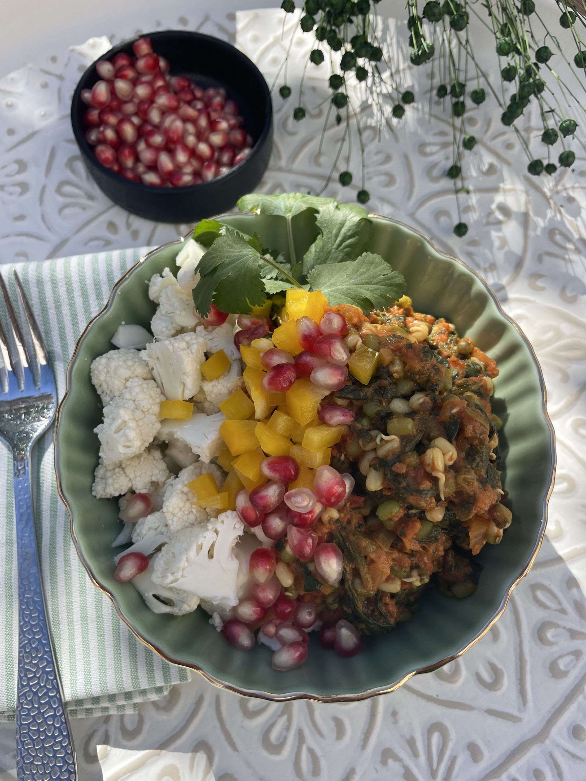 Rätten är toppad med färsk koriander och serveras med ris vid sidan av