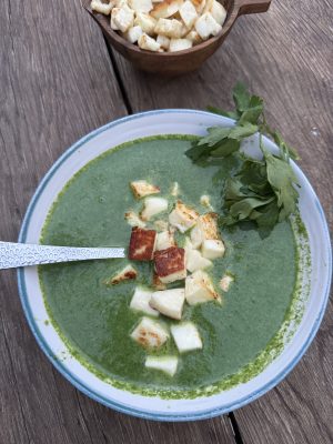 Spenatsoppa med halloumi och muskot