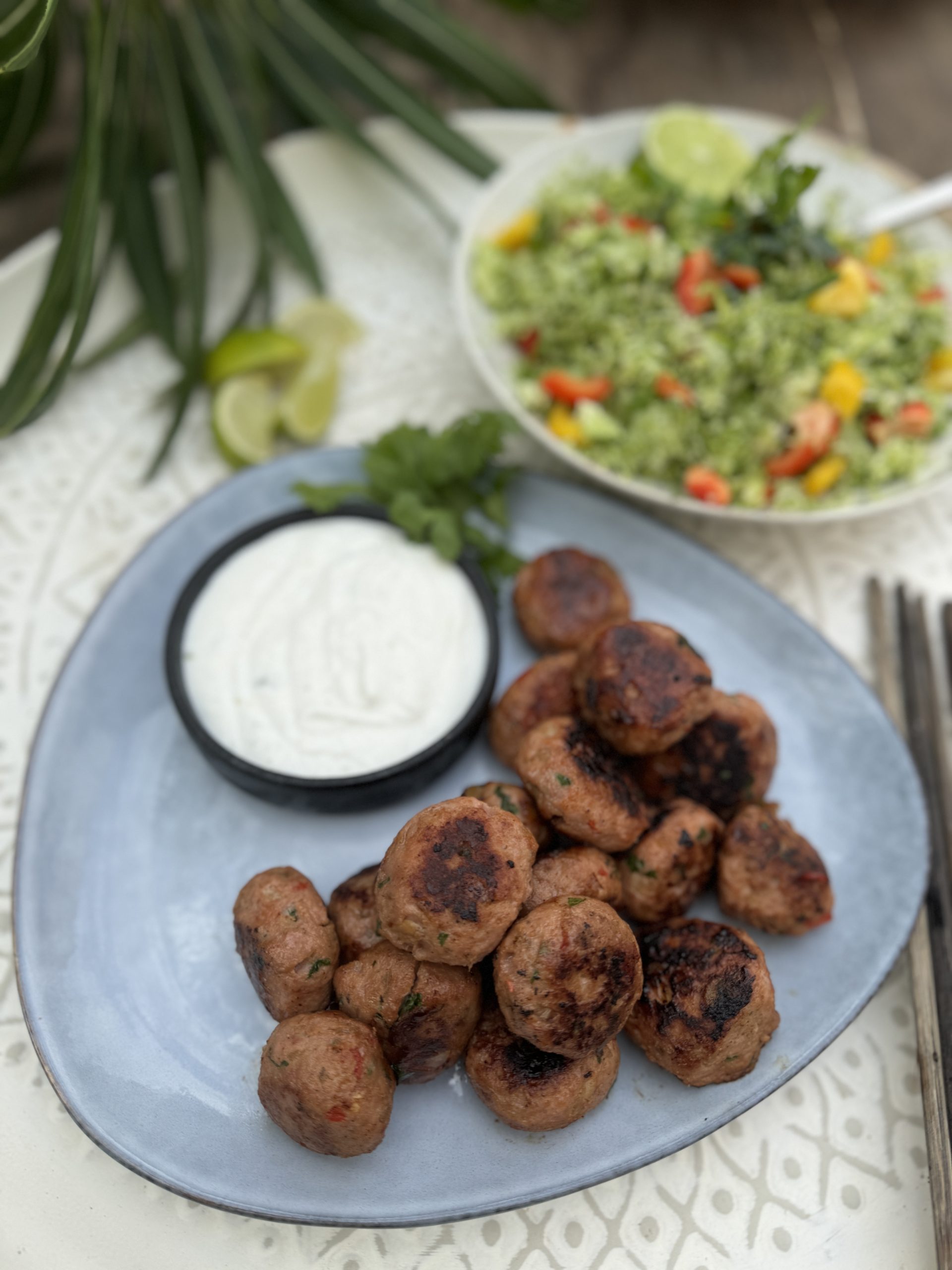 En tallrik med gyllenbruna kycklingköttbullar, serverade med en krämig wasabisås vid sidan. Köttbullarna är jämnt stekta och upplagda i en liten hög, med såsen lätt ringlad över eller placerad som dipp.