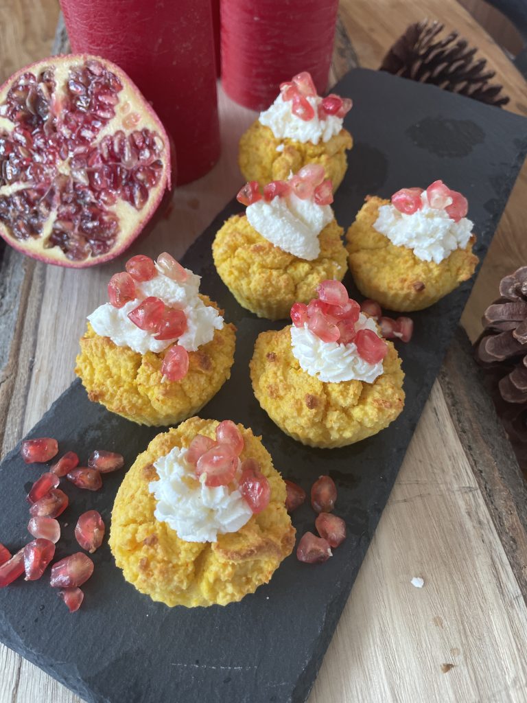 Saffransmuffins toppade med vispad grädde och granatäpplekärnor – saftig julig dessert