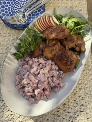 Stekt kyckling med rödbetssallad och äpple