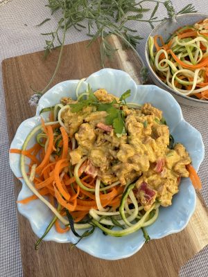 Grönsaksspagetti med kycklingsås