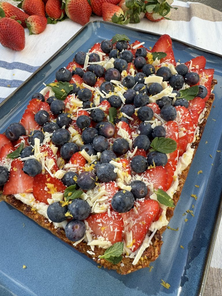 Sommarkaka med vit chokladkräm och färska bär 
