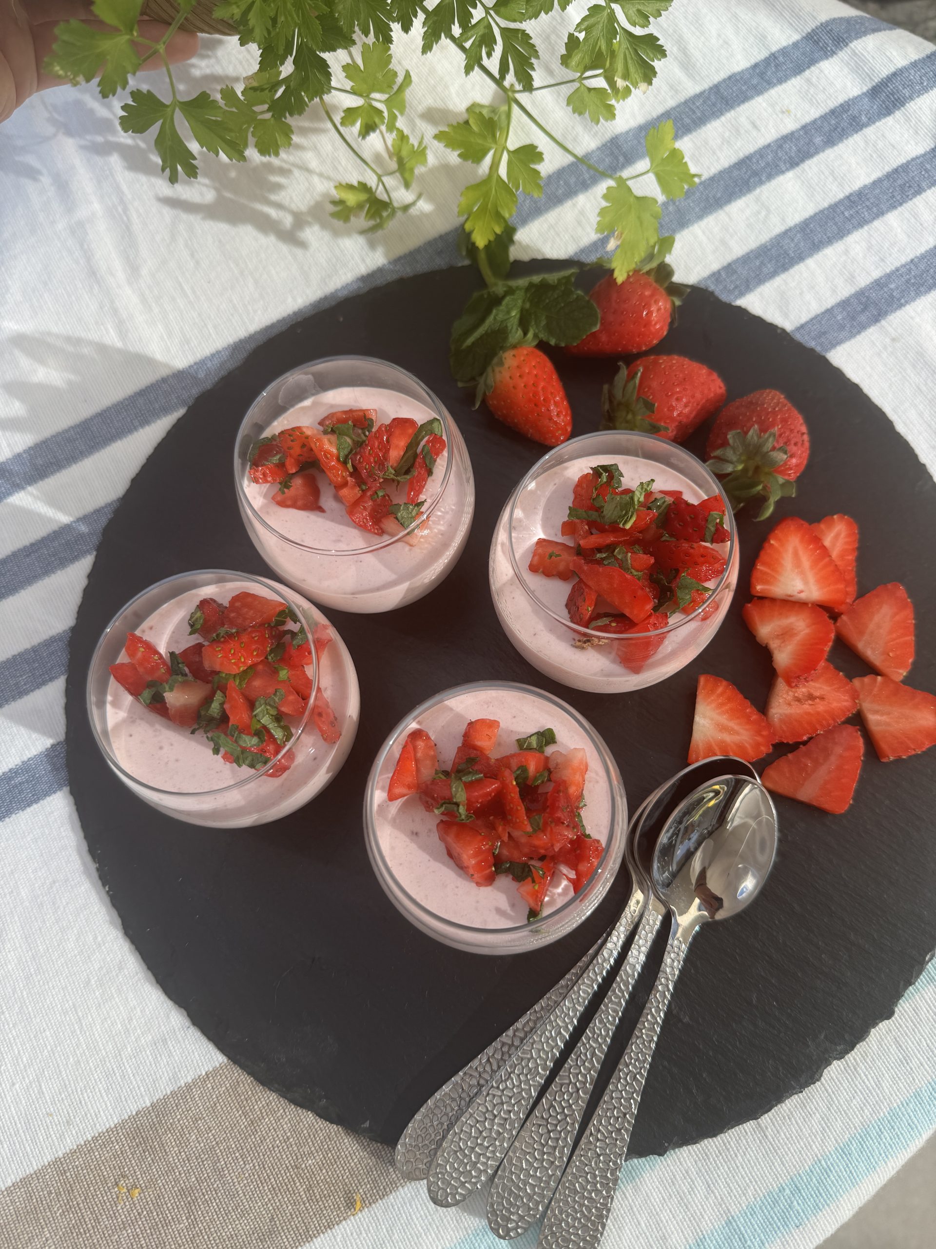 En härligt rosa dessert med jordgubbar i fina glas