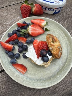 Frukostmuffin med färskost och bär