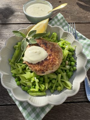 Kalvfärsbiff med grön ärtsallad och senapssås