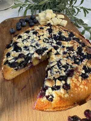 Mandelkaka med med vit choklad och blåbär