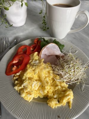 Äggröra med skinka och grönsaker