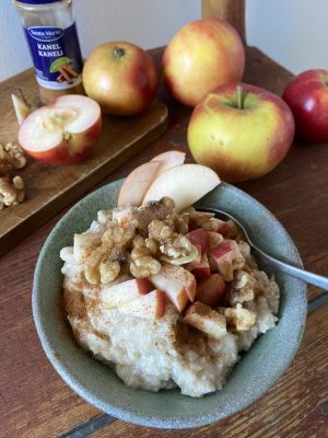 Havregrynsgröt med äpple och valnötter