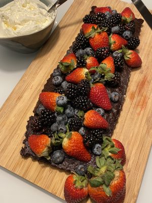 Glutenfri Kladdkaka med grädde och färska bär