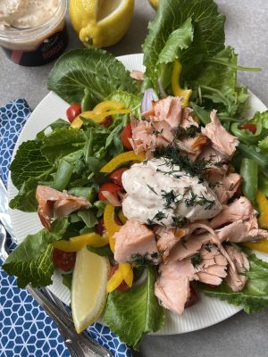 Sallad med varmrökt lax och romsås
