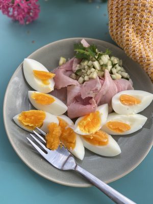 Kokt ägg med skinka och gurktärningar
