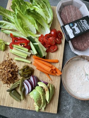 Hamburgare med dressing och grönsaker