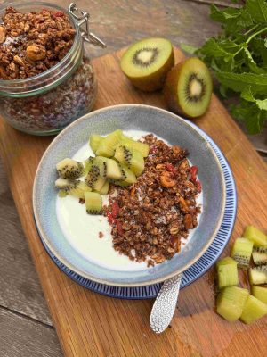 Chokladgranola med yoghurt och kiwi