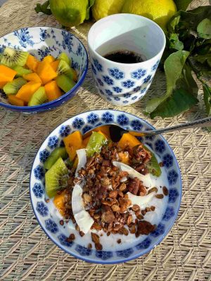 Yoghurt med bovetegranola och frukt