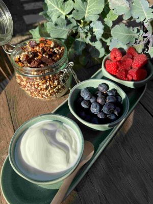 Yoghurt med bovetegranola och bär